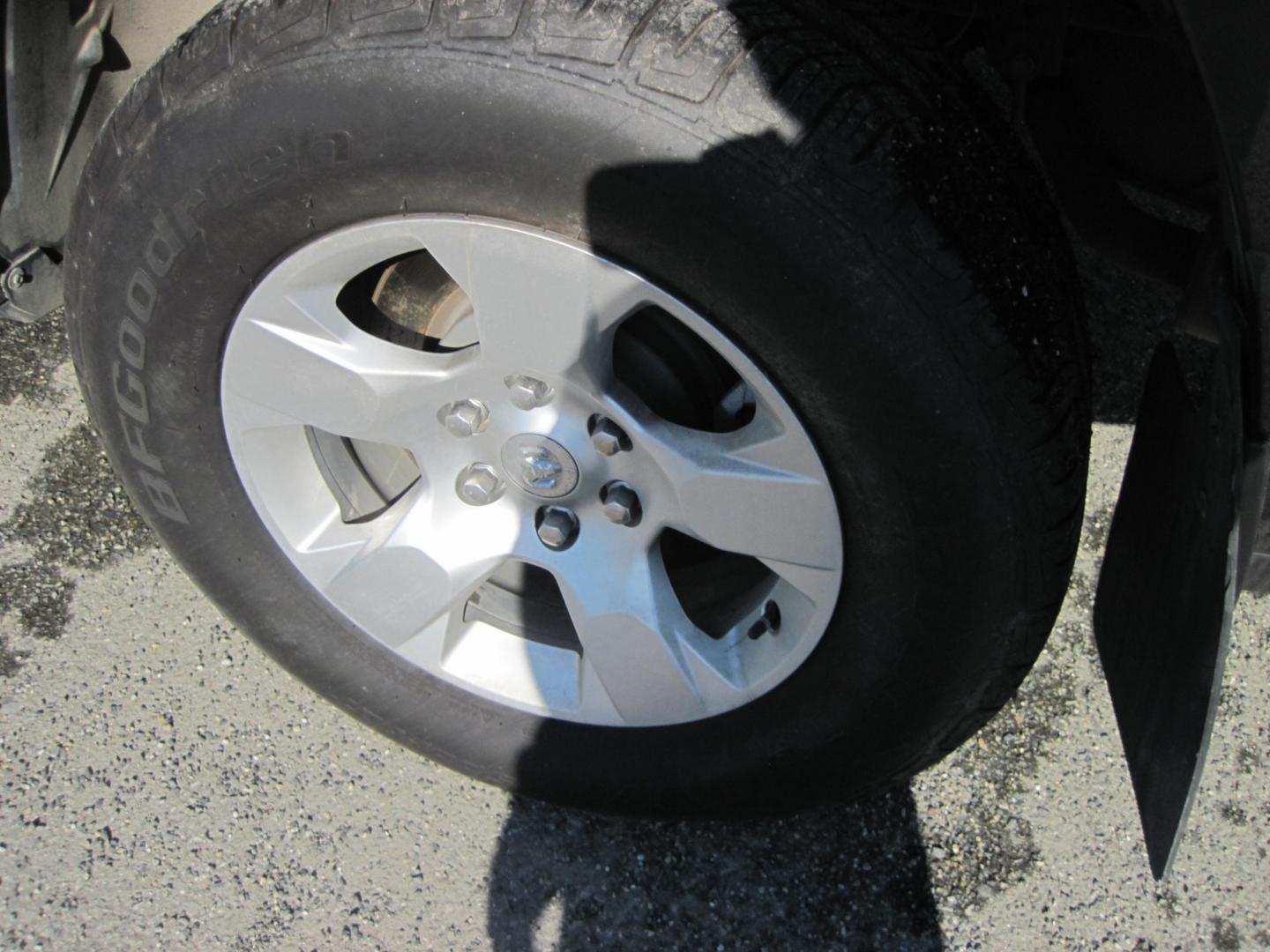 2021 gray /gray RAM 1500 Big Horn Crew Cab 4WD (1C6SRFFT3MN) with an 5.7L V8 engine, 8A transmission, located at 9530 Old Seward Highway, Anchorage, AK, 99515, (907) 349-3343, 61.134140, -149.865570 - Photo#5